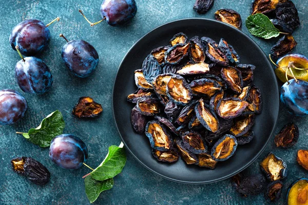 Pruneaux Secs Prunes Fraîches Aux Feuilles — Photo