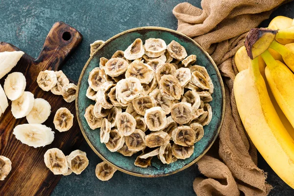 Getrocknete Bananenchips Und Frische Bananen — Stockfoto