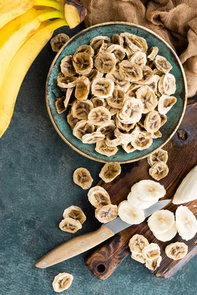 Getrocknete Bananenchips Und Frische Bananen — Stockfoto