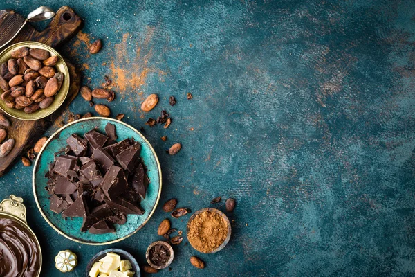 Schokolade Bitterschokolade Kakaobutter Kakaopulver Und Kakaobohnen Schokoladenhintergrund — Stockfoto