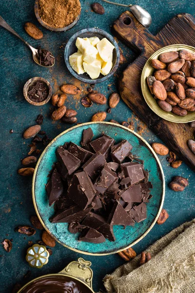 巧克力 黑苦味巧克力块 可可黄油 可可粉和可可豆 巧克力背景 — 图库照片