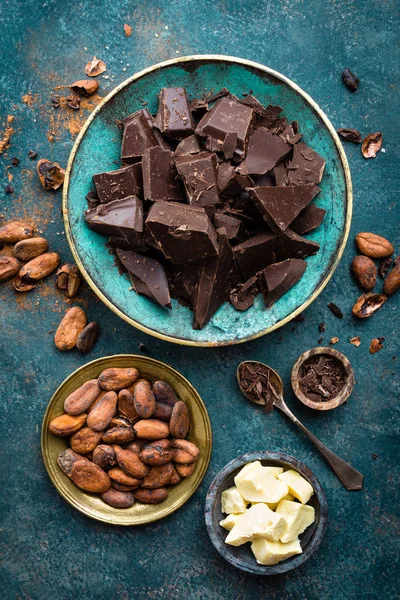 巧克力 黑苦味巧克力块 可可黄油 可可粉和可可豆 巧克力背景 — 图库照片