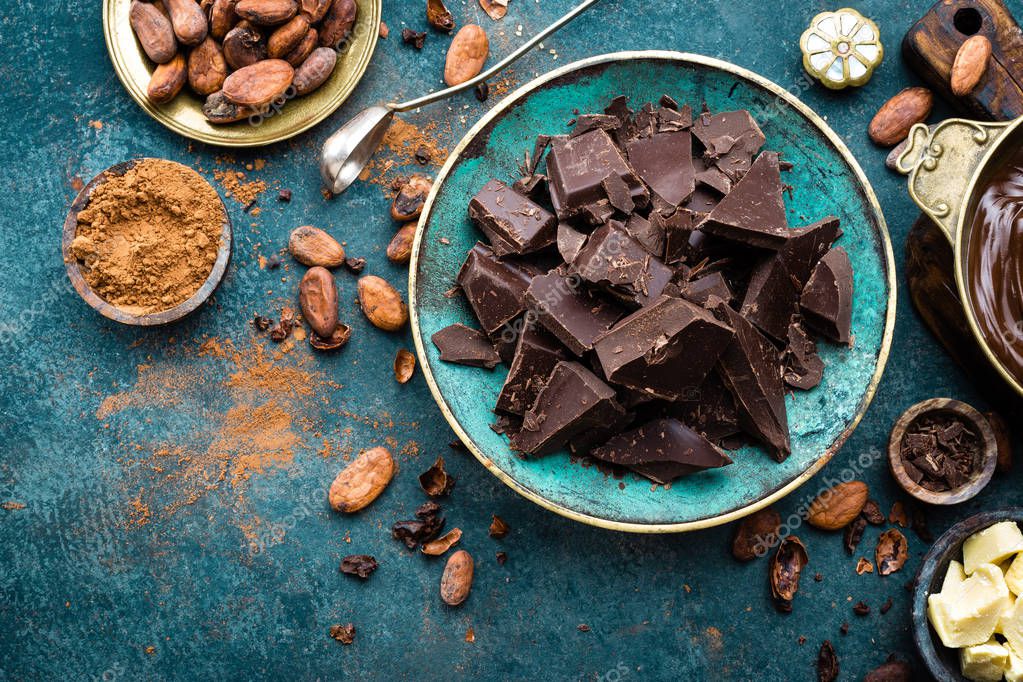 Chocolate. Trozos de chocolate amargo oscuro, mantequilla de cacao