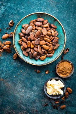 Kakao çekirdekleri, toz kakao ve kakao yağı. Kakao arka plan