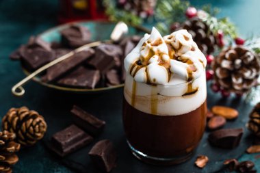 Sıcak çikolata kremalı. Çikolata meşrubatını ve Noel süsleri