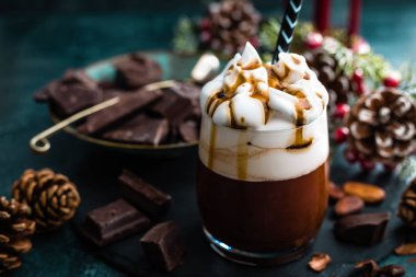 Sıcak çikolata kremalı. Çikolata meşrubatını ve Noel süsleri