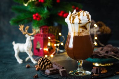 Sıcak çikolata kremalı. Çikolata meşrubatını ve Noel süsleri