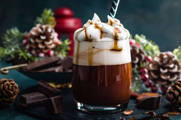 Горячий Шоколад Взбитыми Сливками Шоколадные Напитки Рождественские Украшения — стоковое фото