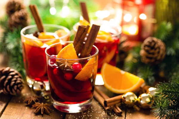 Vin Rouge Chaud Noël Avec Épices Oranges Sur Une Table — Photo