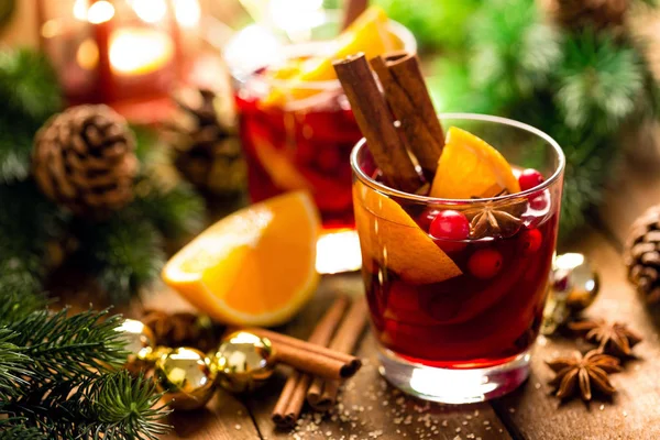 圣诞节在一张木制的餐桌上 用香料和橘子来调味红酒 传统热饮料在圣诞节 — 图库照片