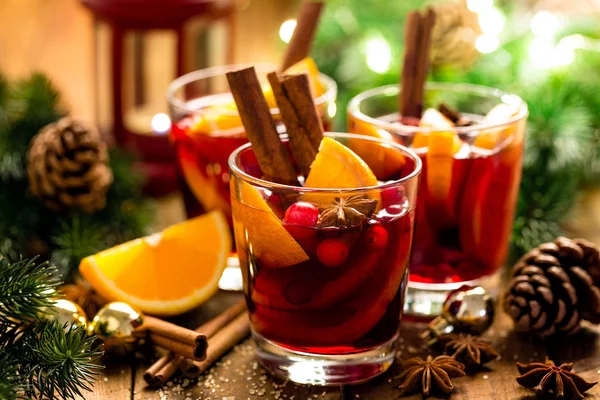 Vin Rouge Chaud Noël Avec Épices Oranges Sur Une Table — Photo