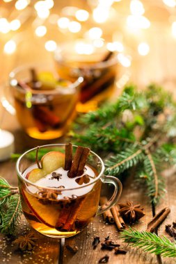Tarçın, karanfil ve anason ile sıcak elma şarabı. Geleneksel Noel içki