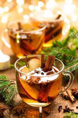 Tarçın, karanfil ve anason ile sıcak elma şarabı. Geleneksel Noel içki