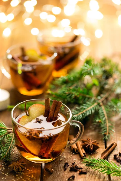 Tarçın, karanfil ve anason ile sıcak elma şarabı. Geleneksel Noel içki