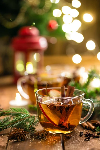 用肉桂 丁香和茴香来做苹果酒 传统圣诞饮品 — 图库照片