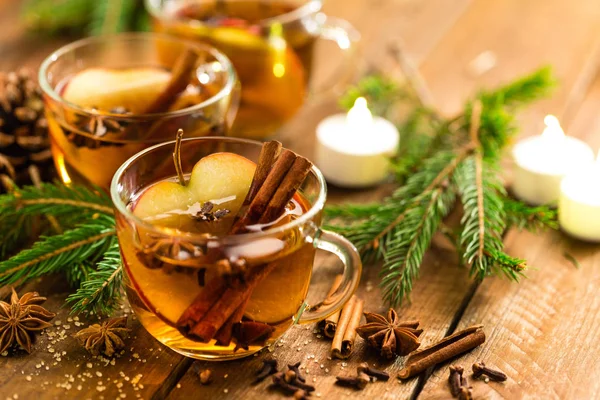 Tarçın, karanfil ve anason ile sıcak elma şarabı. Geleneksel Noel içki