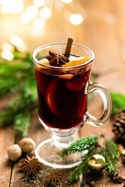 Natale Rimuginato Vino Rosso Con Spezie Arance Tavolo Rustico Legno — Foto Stock