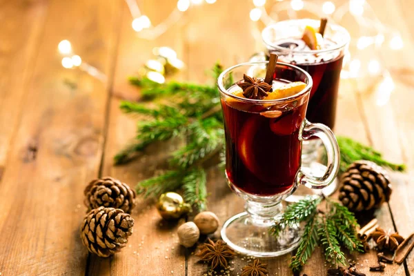 Vin Rouge Chaud Noël Avec Épices Oranges Sur Une Table — Photo