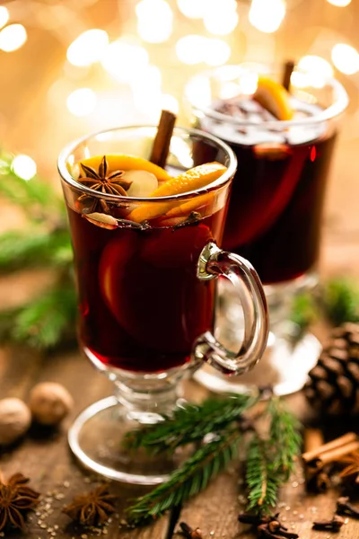 Vin Rouge Chaud Noël Avec Épices Oranges Sur Une Table — Photo