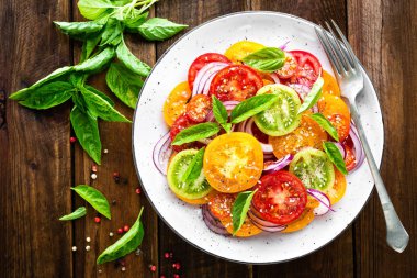 Domates salatası. Domates, soğan ve fesleğen taze sebze salatası