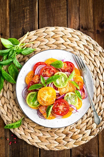 Domates Salatası Domates Soğan Fesleğen Taze Sebze Salatası — Stok fotoğraf