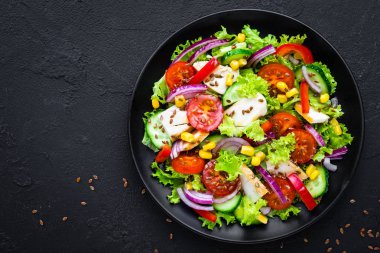 Tavuk etli sebze salatası. Tavuk göğsü ve çiğ sebze salatası