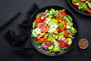 Tavuk etli sebze salatası. Tavuk göğsü ve çiğ sebze salatası