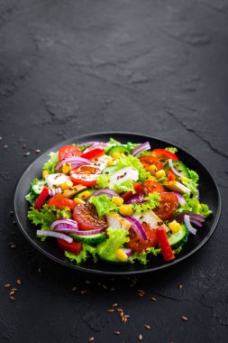 Tavuk etli sebze salatası. Tavuk göğsü ve çiğ sebze salatası