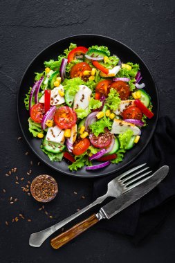 Tavuk etli sebze salatası. Tavuk göğsü ve çiğ sebze salatası