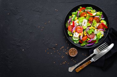 Tavuk etli sebze salatası. Tavuk göğsü ve çiğ sebze salatası