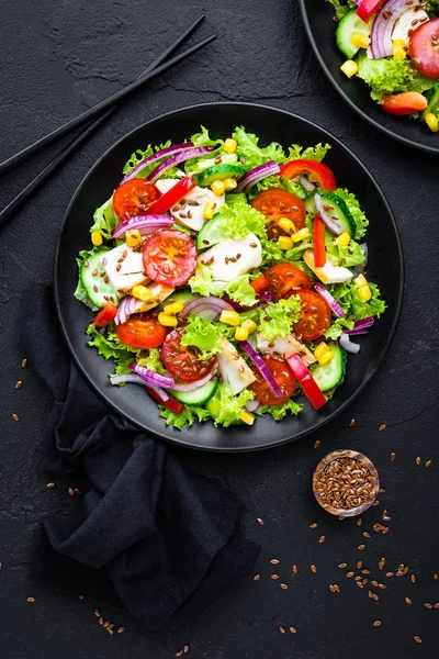 Tavuk etli sebze salatası. Tavuk göğsü ve çiğ sebze salatası