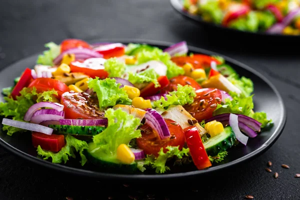 Ensalada Verduras Con Carne Pollo Ensalada Con Pechuga Pollo Verduras —  Fotos de Stock