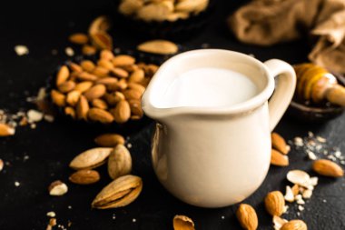 Sürahi içinde ev yapımı badem sütü. Badem sütü ve badem