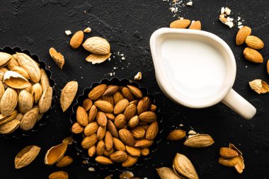 Sürahi içinde ev yapımı badem sütü. Badem sütü ve badem