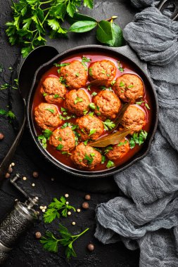 domates soslu dana köfte