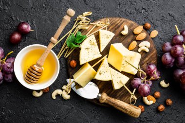 Üzüm ve fındık ahşap tahta üzerinde ile peynir