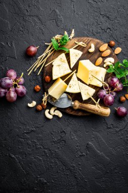 Üzüm ve fındık ahşap tahta üzerinde ile peynir