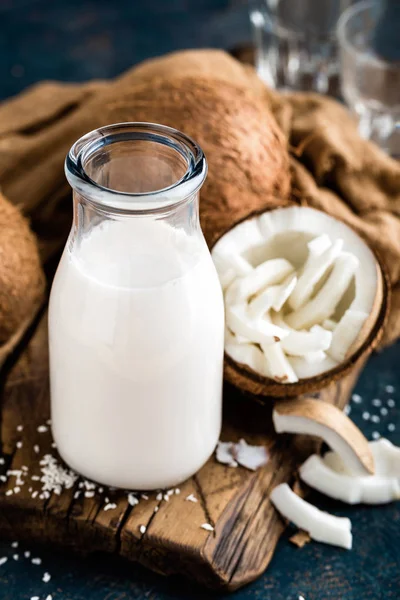 ガラス瓶 ビーガン非乳製品健康ドリンクで新鮮なココナッツ ミルク — ストック写真