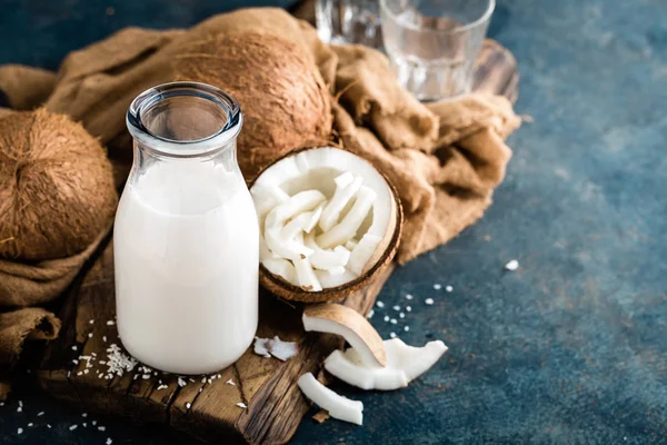 Świeże Mleko Kokosowe Szklanej Butelce Wegańskie Nie Nabiał Napój Zdrowy — Zdjęcie stockowe