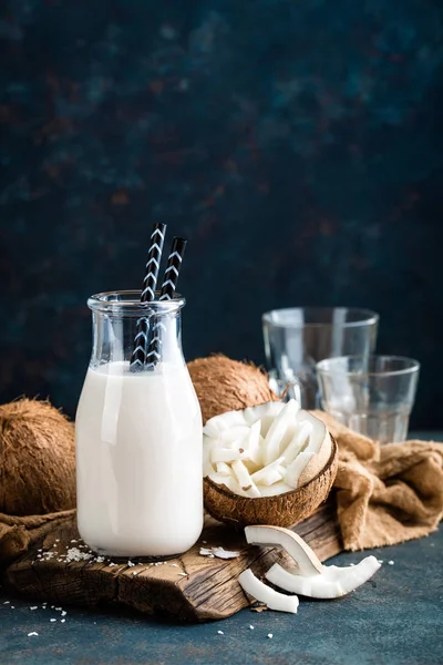 Cam Şişe Vejetaryen Olmayan Süt Sağlıklı Içecek Taze Hindistan Cevizi — Stok fotoğraf