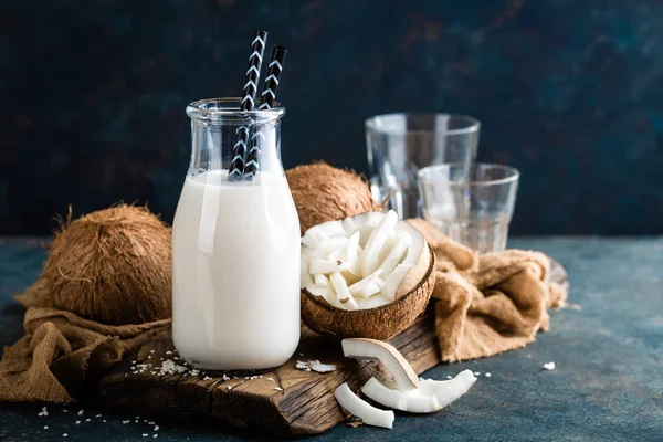 Świeże Mleko Kokosowe Szkło Butelka Wegańskie Nie Nabiał Napój Zdrowy — Zdjęcie stockowe