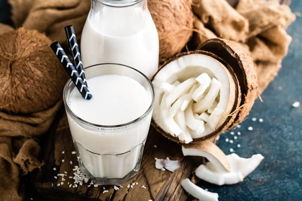Свежее Кокосовое Молоко Стеклянной Бутылке Веганский Немолочный Здоровый Напиток — стоковое фото