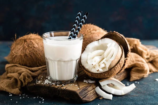 Świeże Mleko Kokosowe Szkle Wegańskie Nie Nabiał Napój Zdrowy — Zdjęcie stockowe