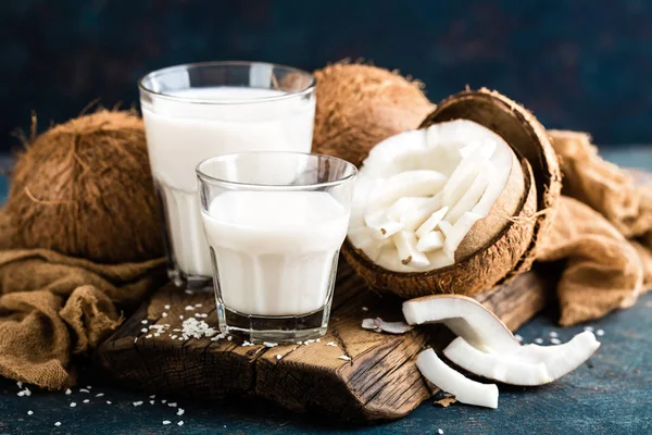 Świeże Mleko Kokosowe Szkle Wegańskie Nie Nabiał Napój Zdrowy — Zdjęcie stockowe
