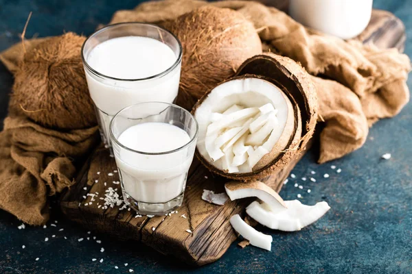 Čerstvé Kokosové Mléko Skle Veganské Non Mlékárenské Zdravý Nápoj — Stock fotografie