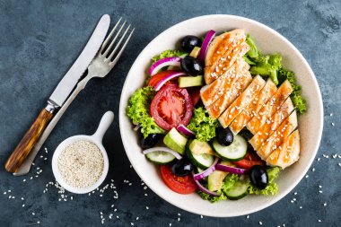 Izgara tavuk göğsü taze sebze salatası ile