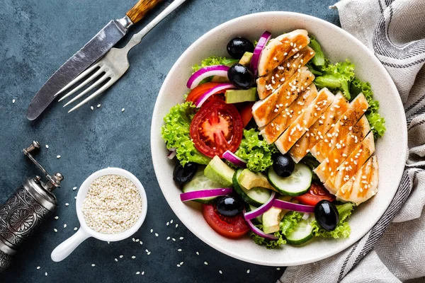 Petto Pollo Alla Griglia Con Insalata Verdure Fresche — Foto Stock