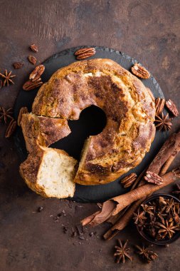 Kek tarçın ve fındık ile