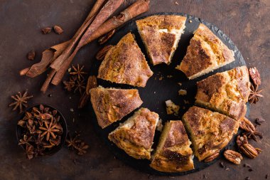 Kek tarçın ve fındık ile