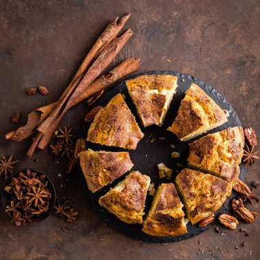 Kek tarçın ve fındık ile